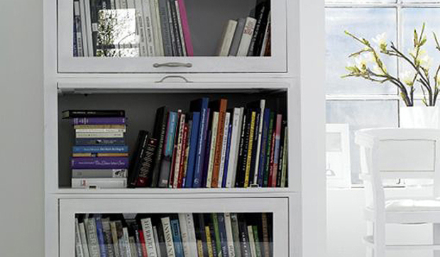 Librería mediana con estantes y puertas de cristal matizado