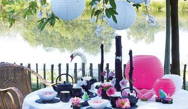 Mesas al aire libre decoradas con velas