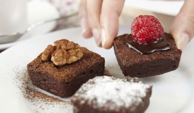 Mini brownies de chocolate con piñones