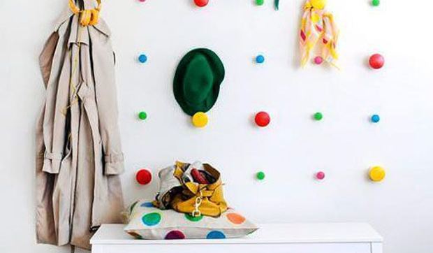 Pared decorada con perchas