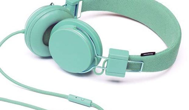 Auriculares cerrados en los colores de moda
