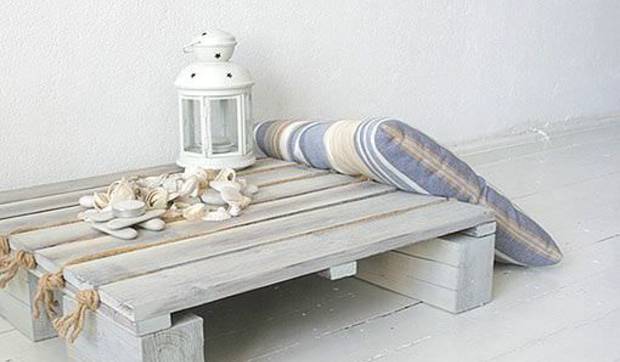 Reciclar un palé en una mesa auxiliar