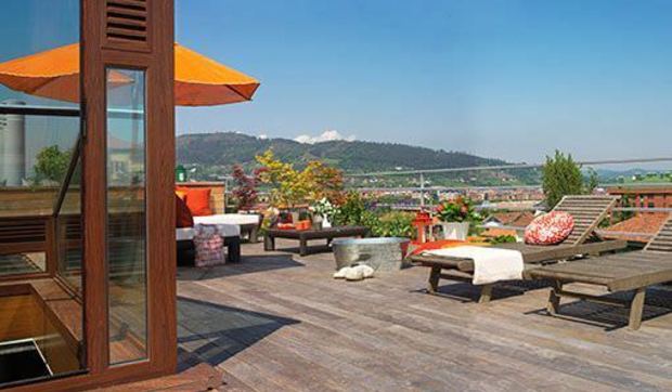 Terraza decorada en tonos naranja