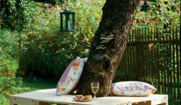 Un banco bajo el árbol del jardín