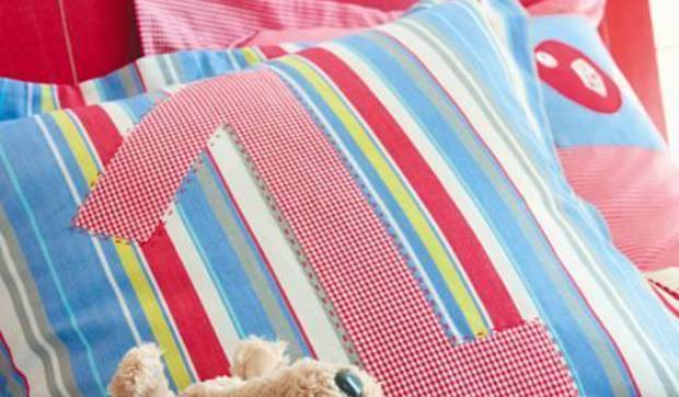 Un cabecero infantil con maderas recicladas