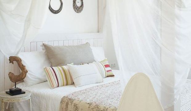 Un dormitorio de estilo mediterráneo