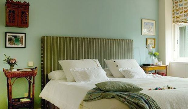 Un dormitorio decorado en verde