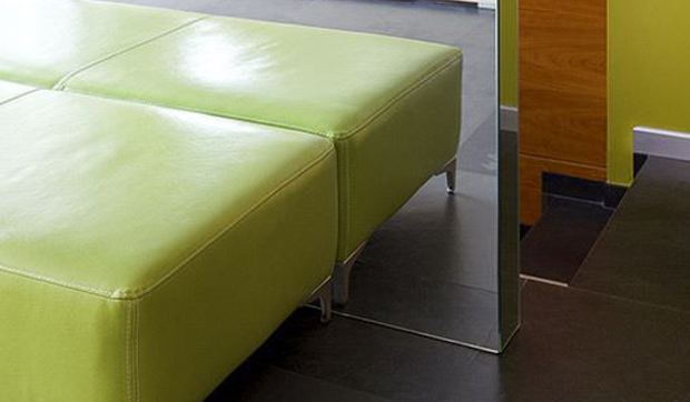 Un tabique separador: espejo o estantería