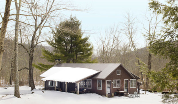 Casa en el campo de piedra y madera