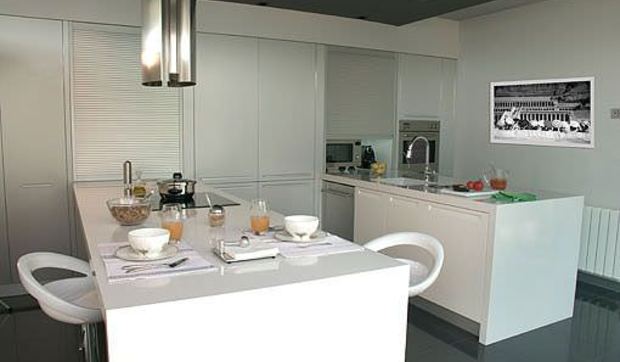 Una cocina con dos zonas de trabajo