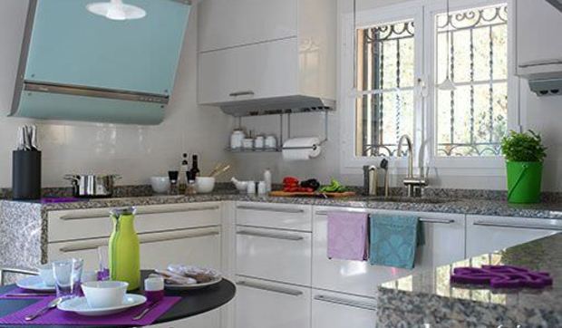 Una cocina en blanco y negro bien planificada