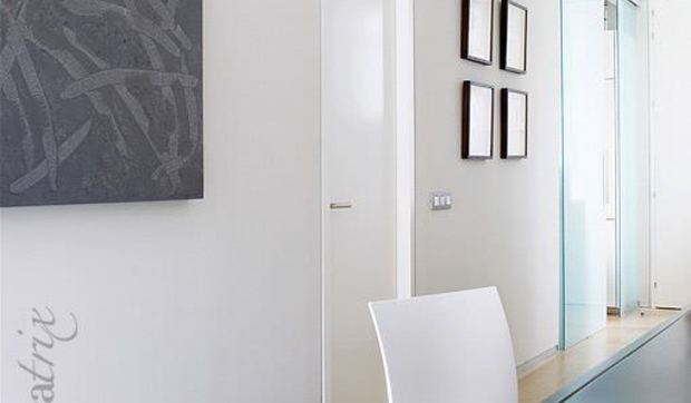 Una cocina con comedor en el pasillo 