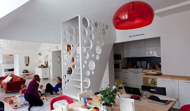 Una escalera en medio del salón