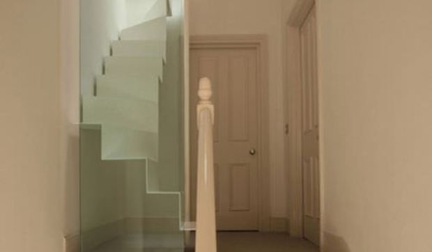 Una escalera estrecha en 90 x 140 cm