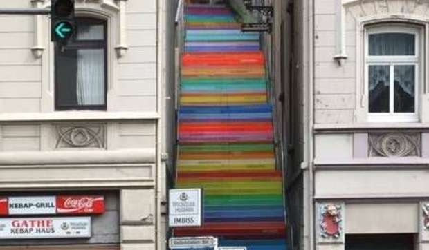Una escalera pintada de colores