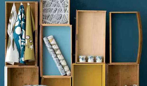 Una estantería de reciclaje