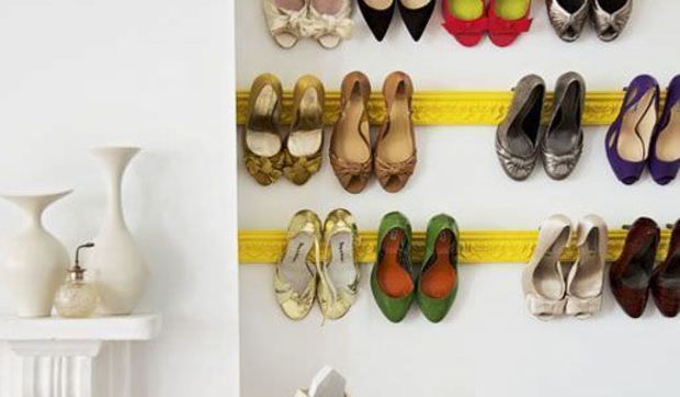 Zapatos ordenados y a la vista